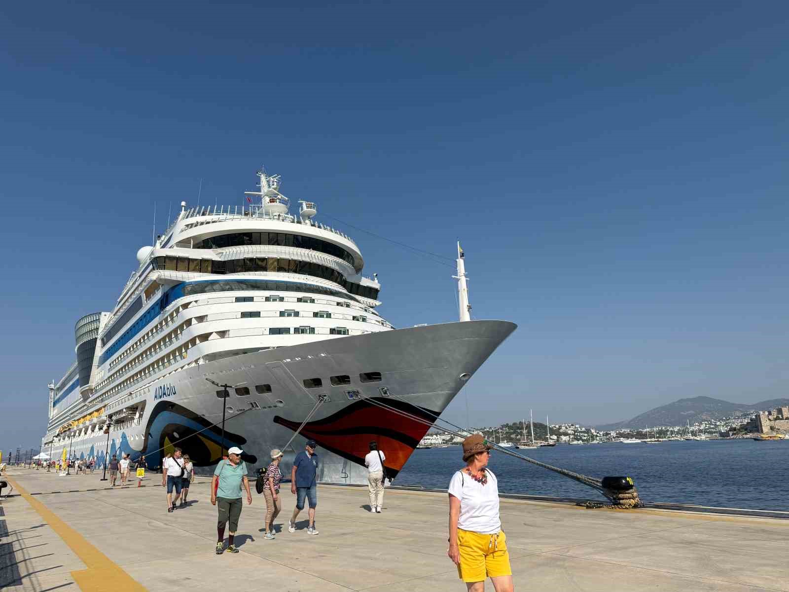 Alman turistleri taşıyan dev kruvaziyer Bodrum’a demirledi