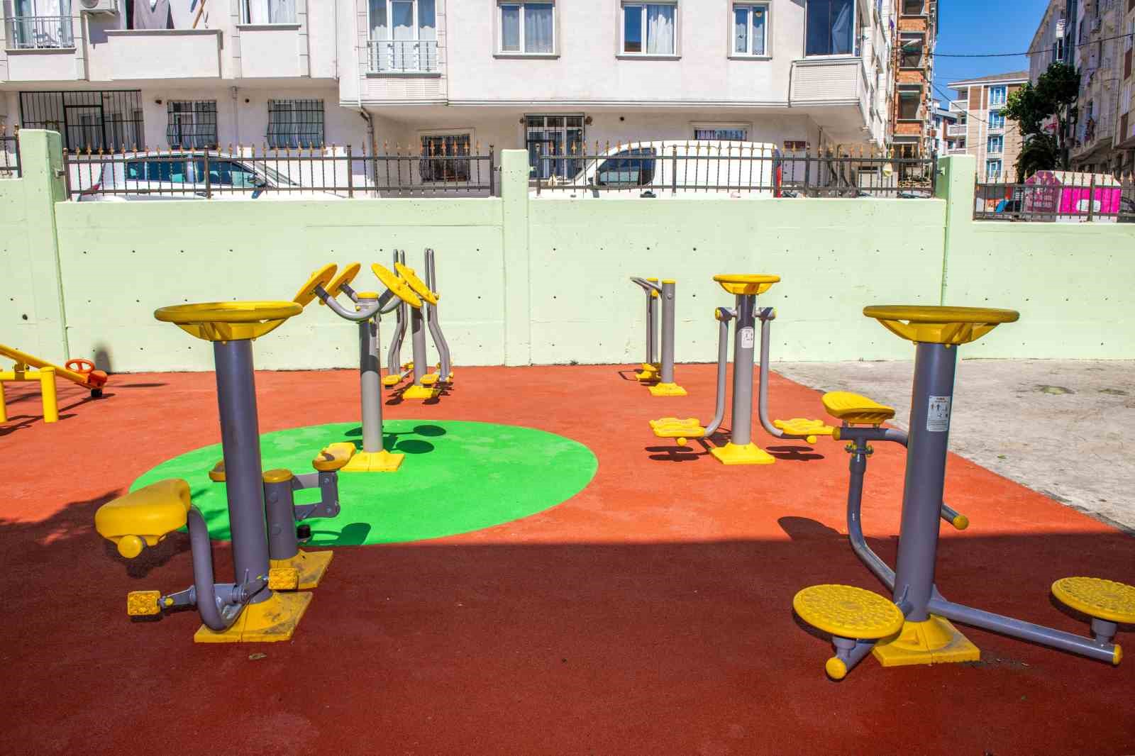 Esenyurt’ta parklar yenileniyor, çocuklar güvenle oynuyor