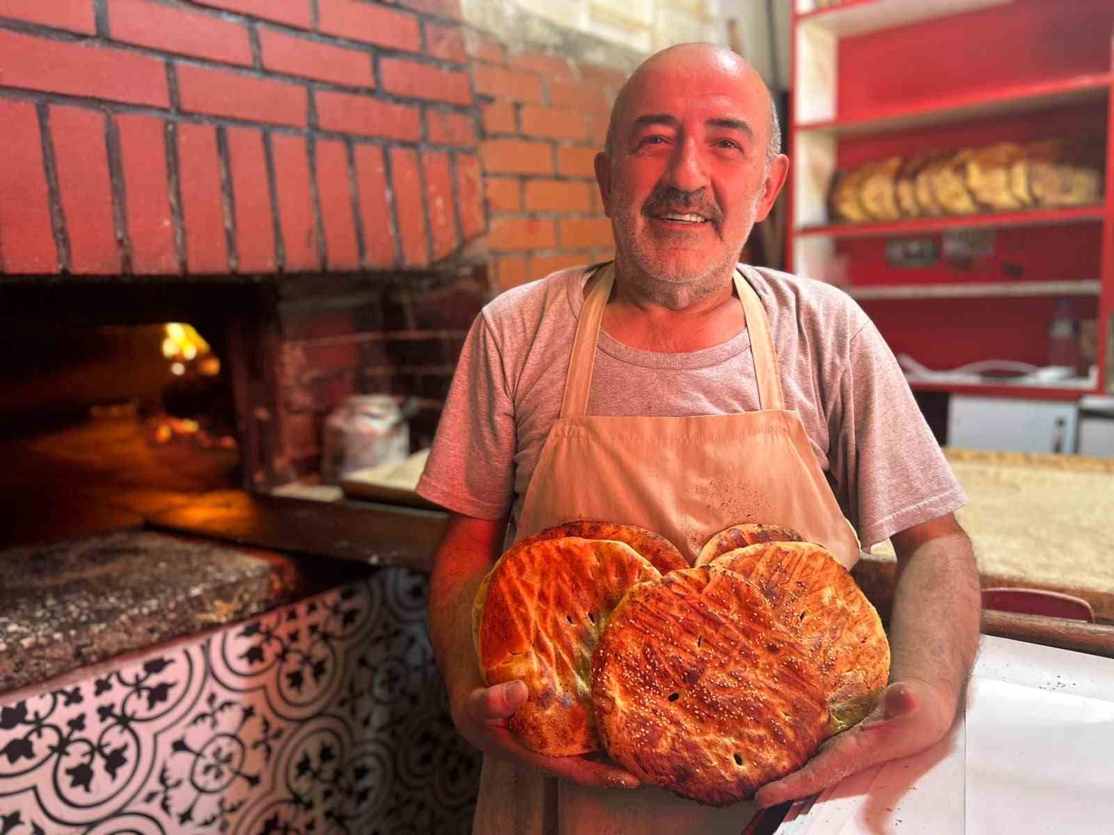 Van’da fırıncılar 300 derece sıcaklıkla mücadele ediyor