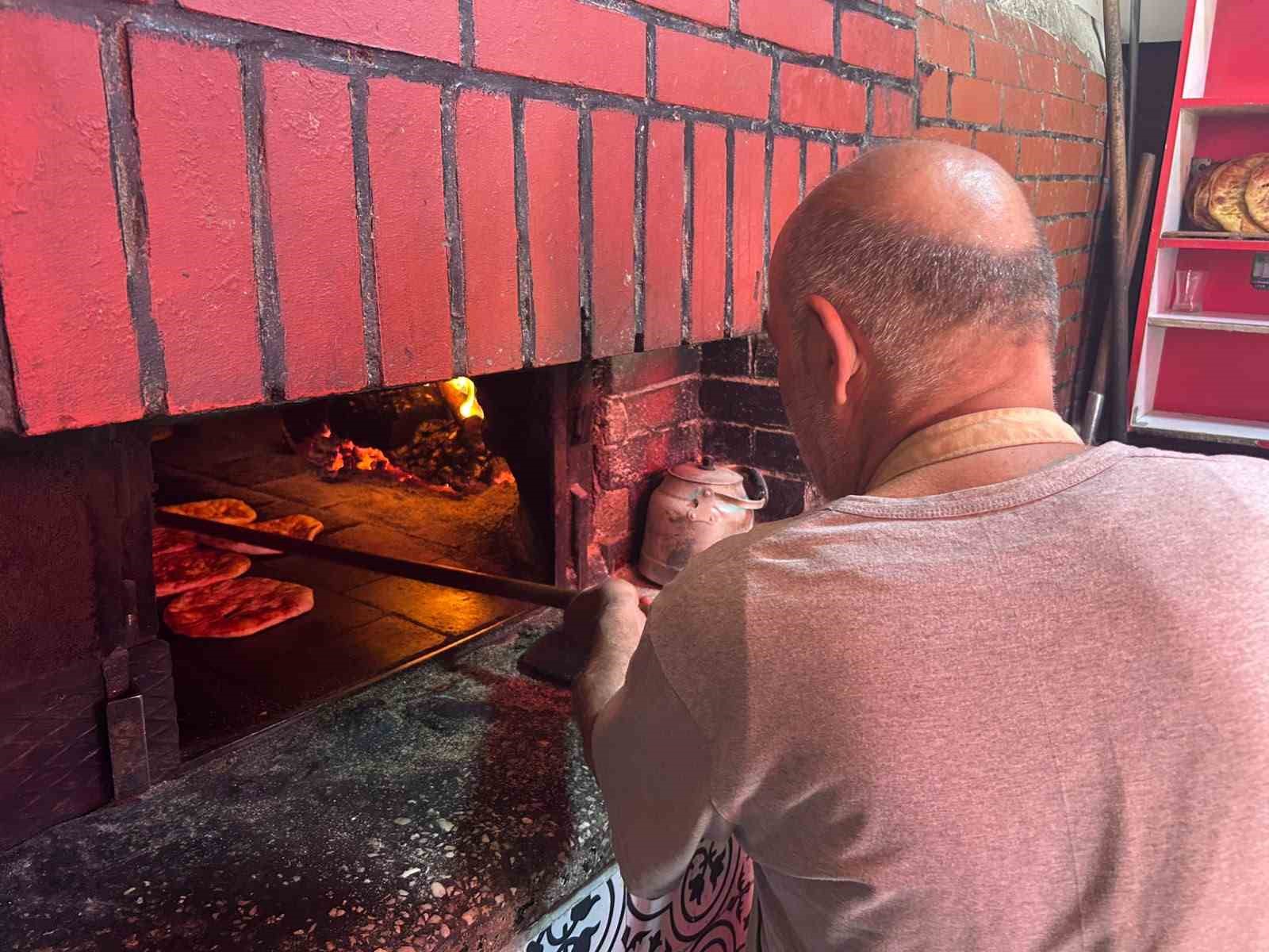 Van’da fırıncılar 300 derece sıcaklıkla mücadele ediyor