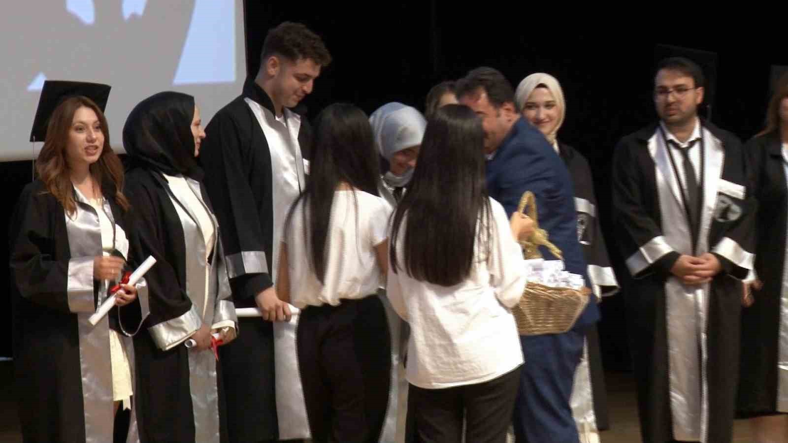 Bursa İl Emniyet Müdürü Gökce kızına diplomasını elleriyle verdi