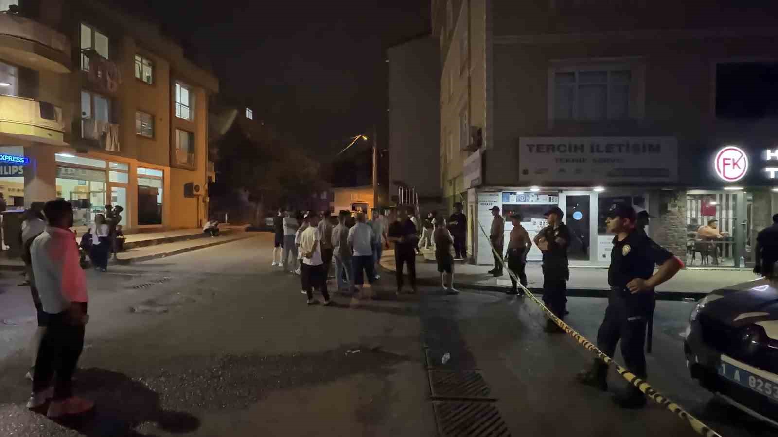 Sokak ortasında silahlı kavga: 1’i yoldan geçen vatandaş olmak üzere 3 kişi yaralandı