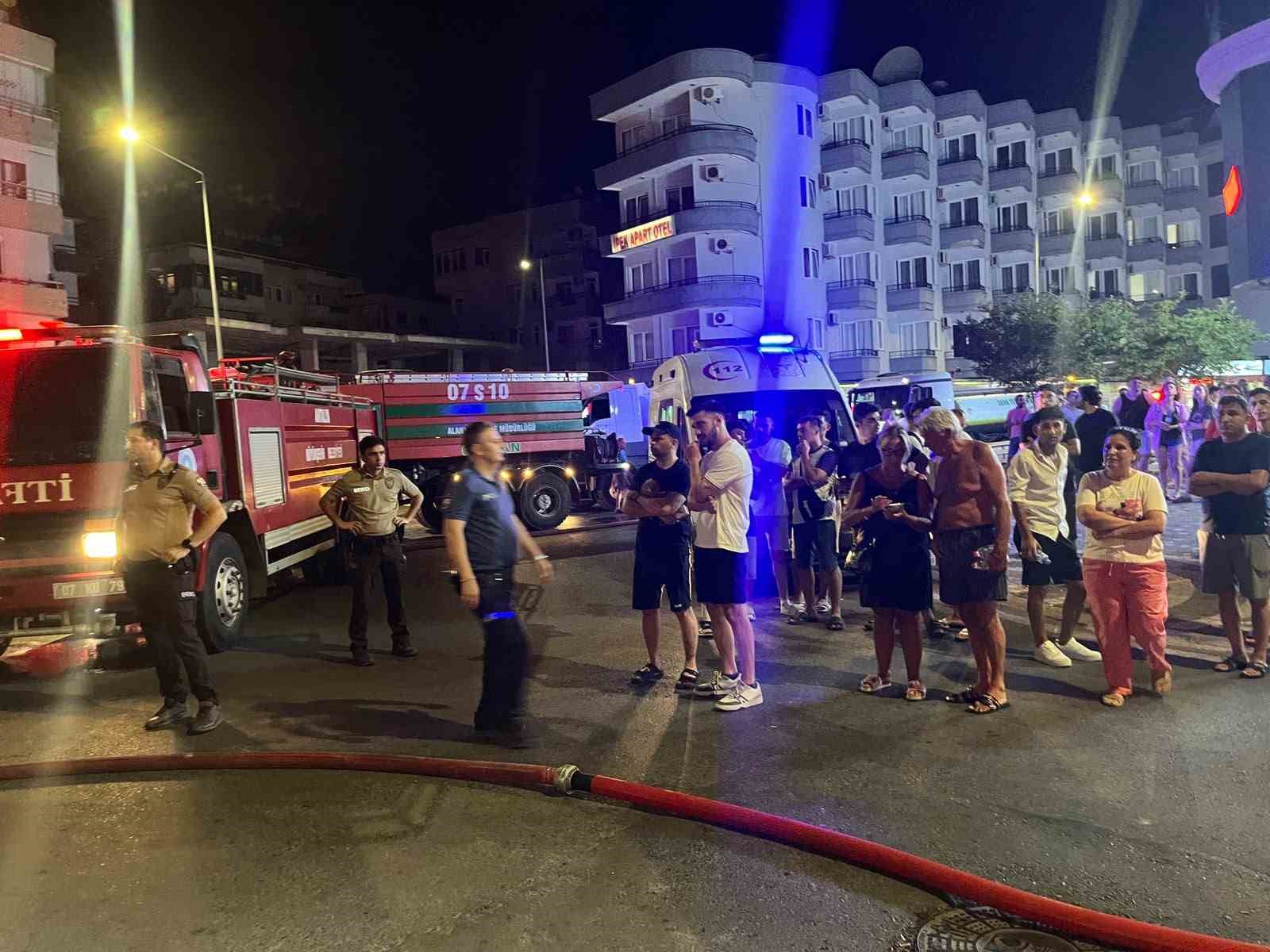 Alanya’da otelin çatı katında yangın: Konaklayan misafirler tedbir amaçlı tahliye edildi