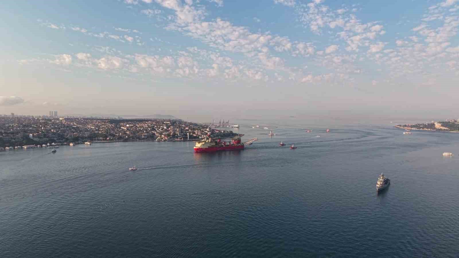 215 metrelik boru döşeme gemisinin geçişi sebebiyle boğaz hattı çift yönlü trafiğe kapatıldı