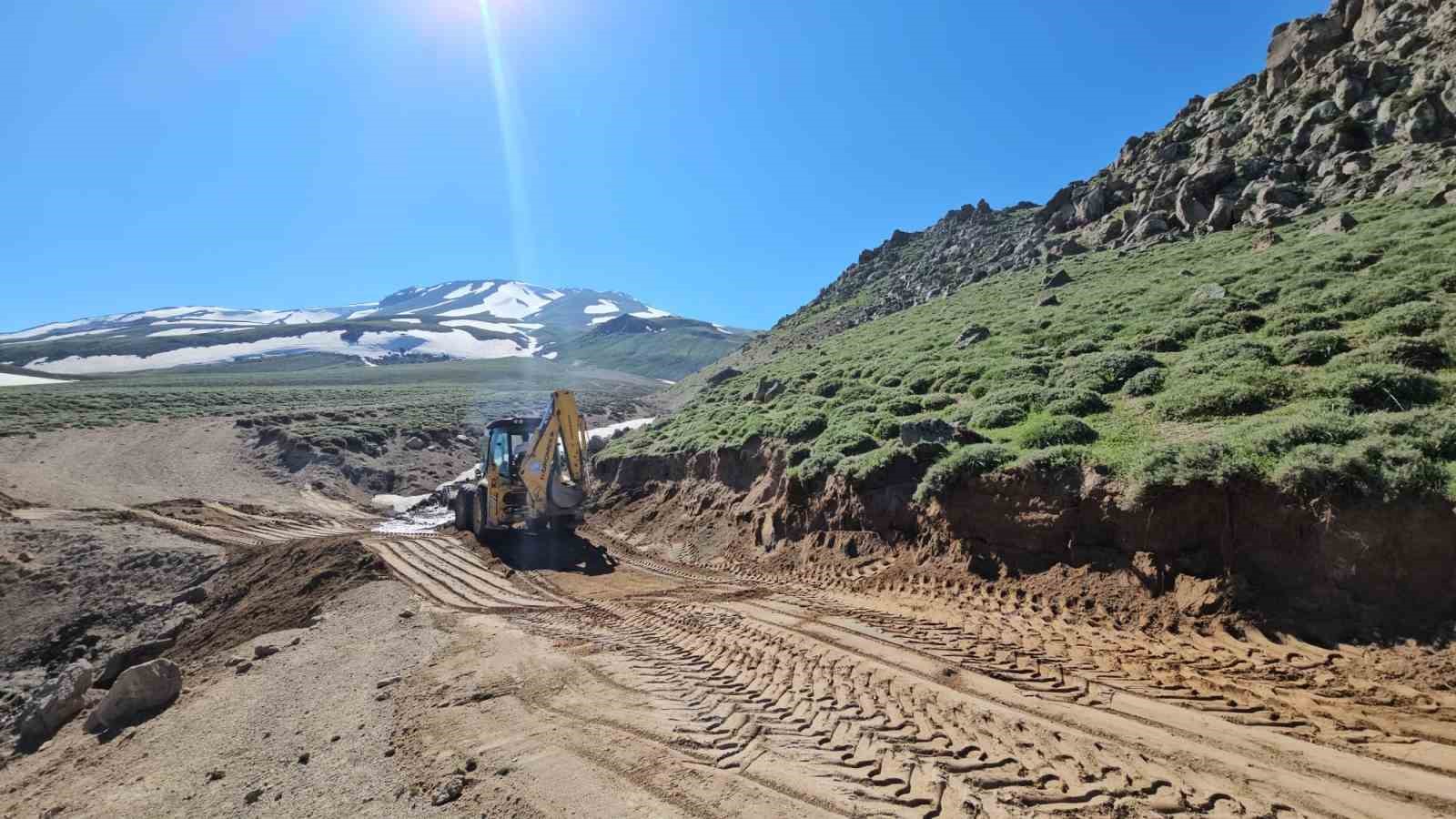 Aydınlar’da dağcılara büyük kolaylık: Süphan Dağı’nda yol açma çalışması