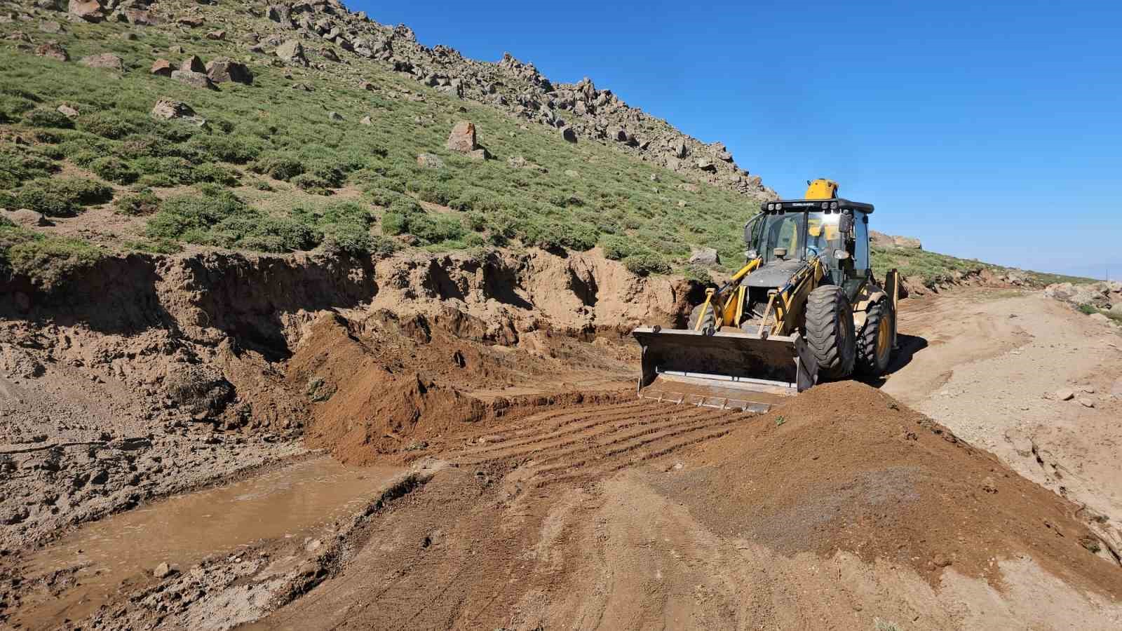 Aydınlar’da dağcılara büyük kolaylık: Süphan Dağı’nda yol açma çalışması