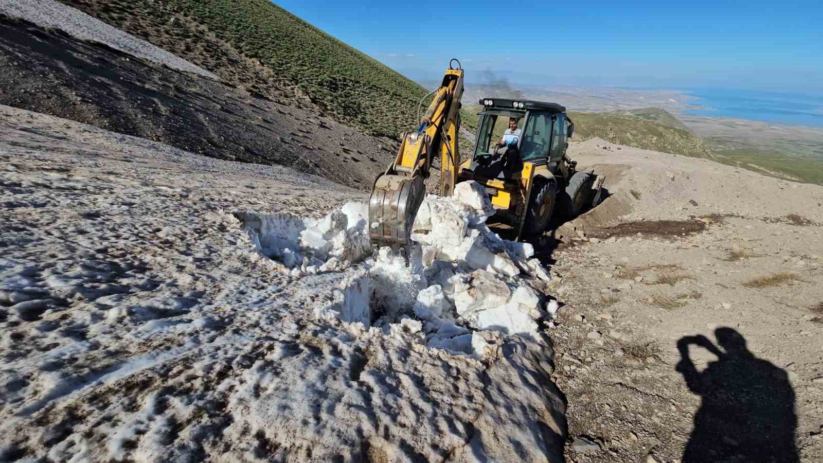 Aydınlar’da dağcılara büyük kolaylık: Süphan Dağı’nda yol açma çalışması