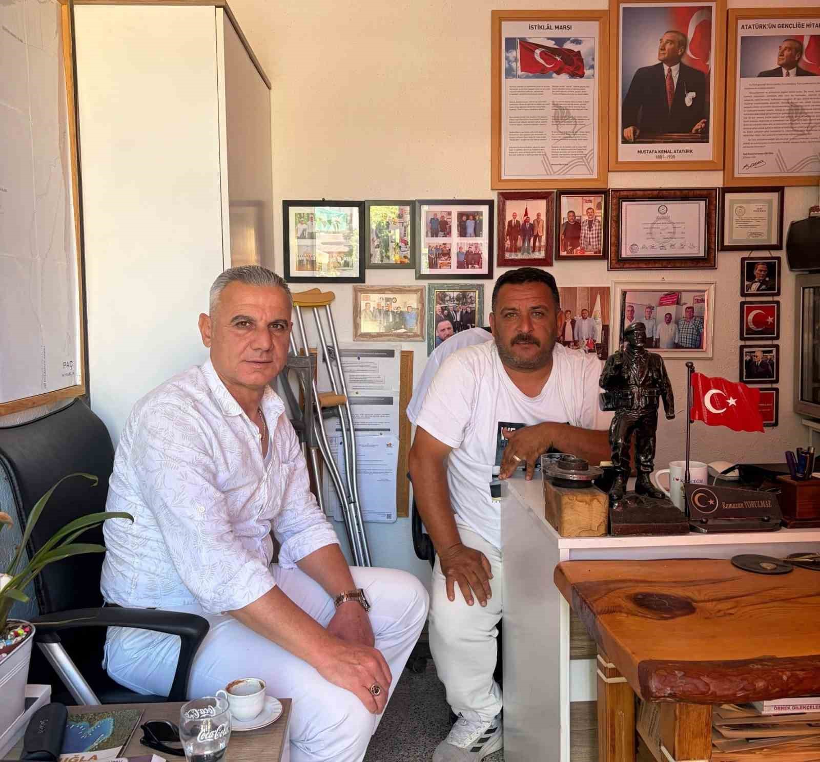 Köyceğizli muhtar Yorulmaz, kırık ayağı ile görevini sürdürüyor