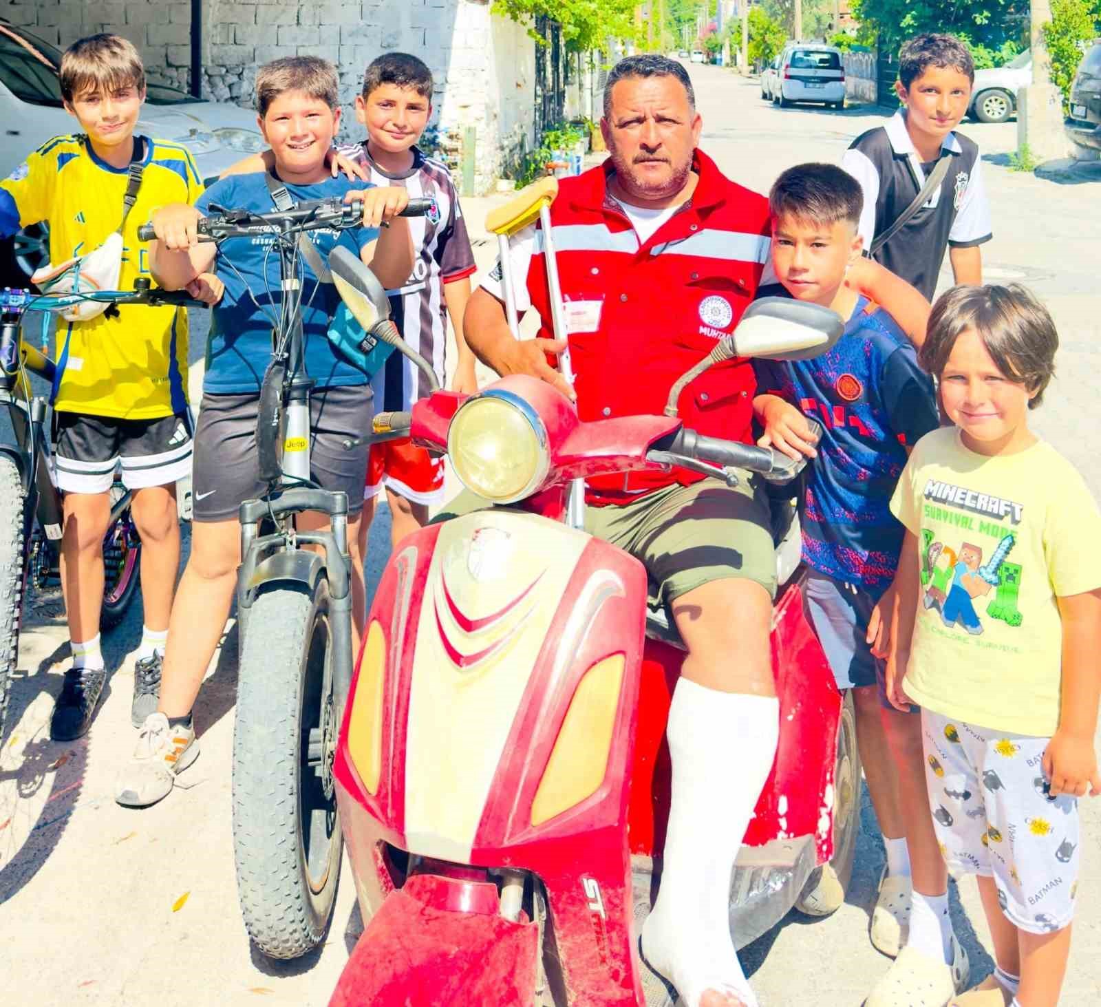 Köyceğizli muhtar Yorulmaz, kırık ayağı ile görevini sürdürüyor