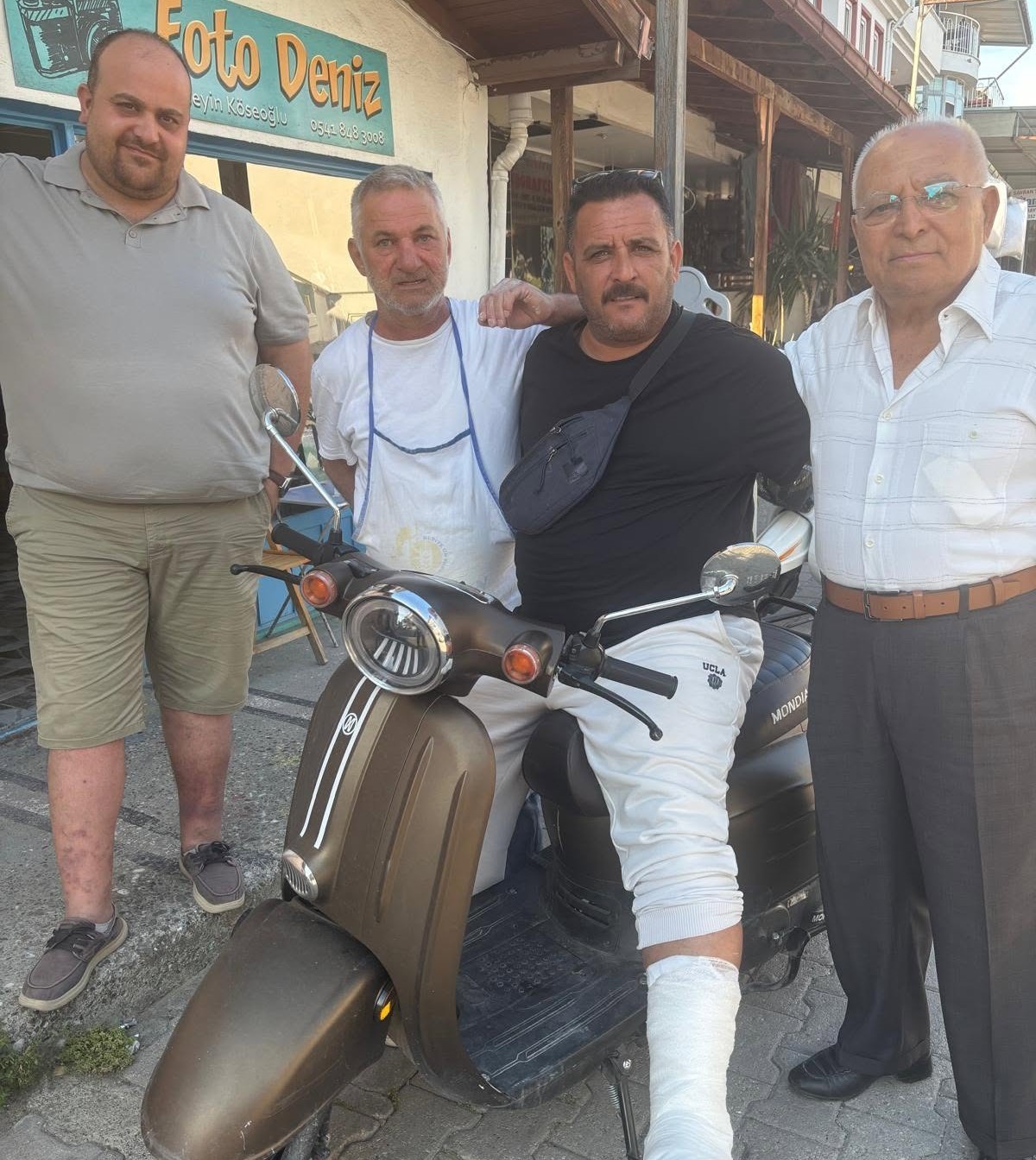 Köyceğizli muhtar Yorulmaz, kırık ayağı ile görevini sürdürüyor