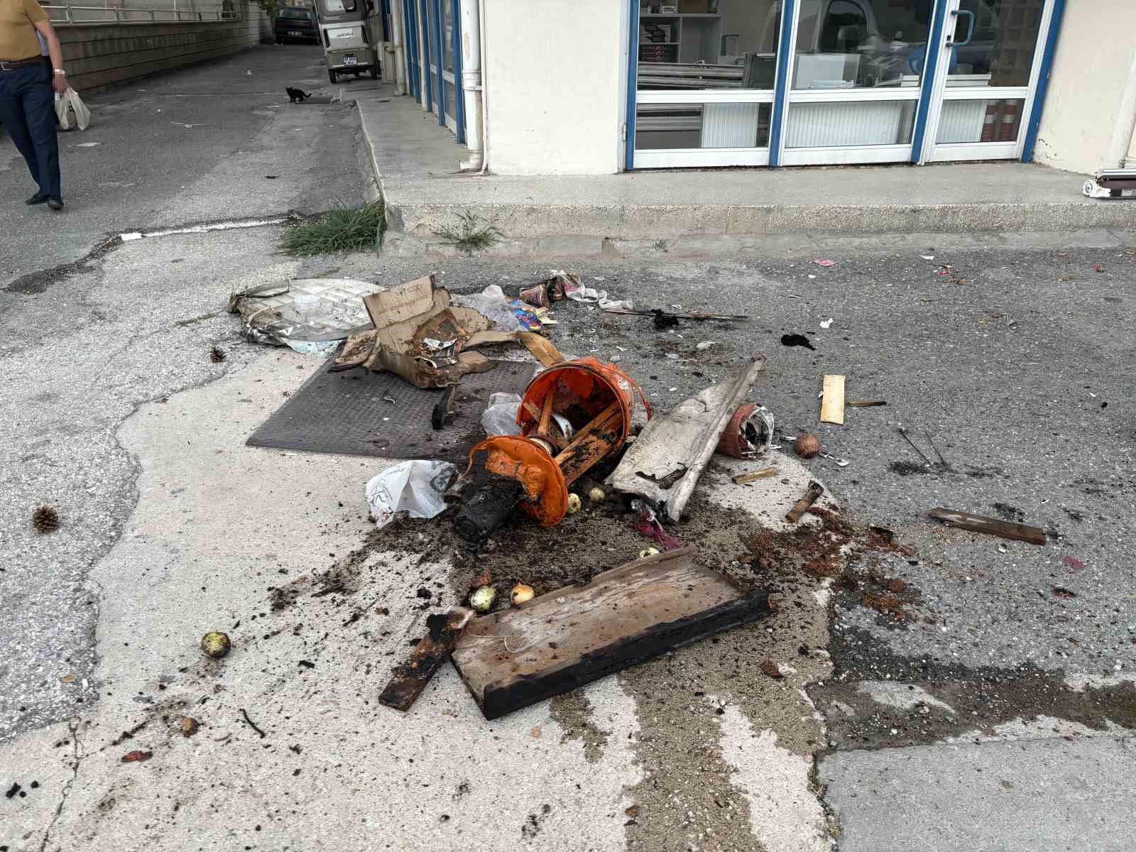 Balkondaki saksının aşırı ısınması sonrası çıkan yangını vatandaşlar söndürdü