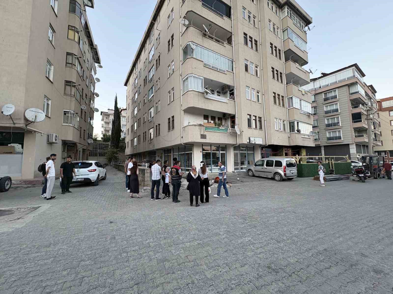 Balkondaki saksının aşırı ısınması sonrası çıkan yangını vatandaşlar söndürdü