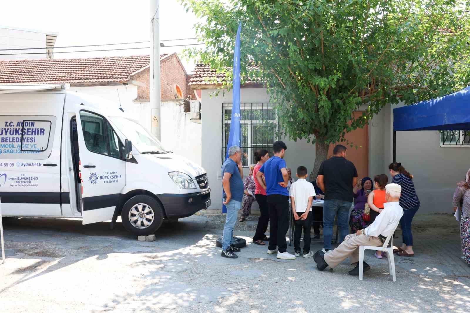 Mobil diş klinikleri 3 ilçede vatandaşlarla buluştu