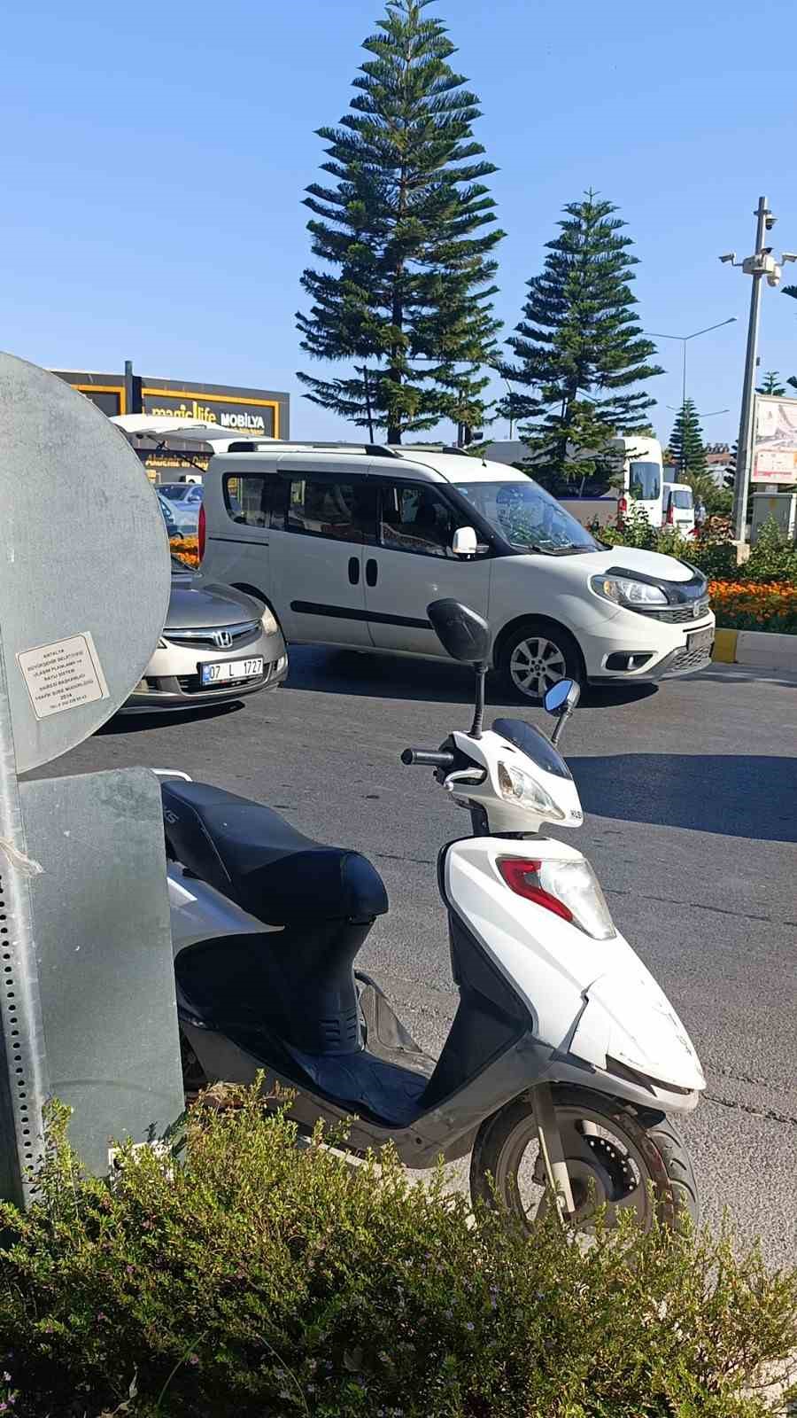 Hafif ticari araç ile motorlu bisiklet çarpıştı: 1 yaralı