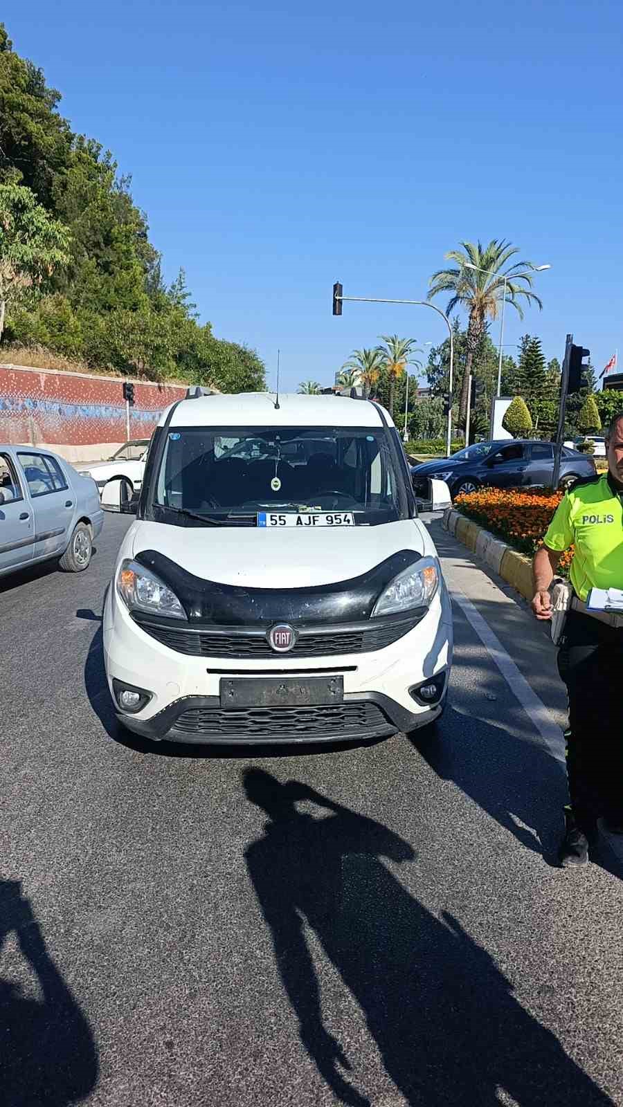 Hafif ticari araç ile motorlu bisiklet çarpıştı: 1 yaralı