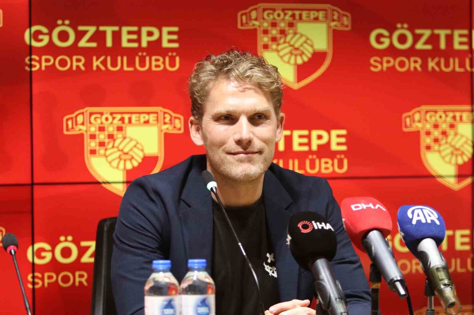 Göztepe’de İsmail Köybaşı futbolu bıraktı