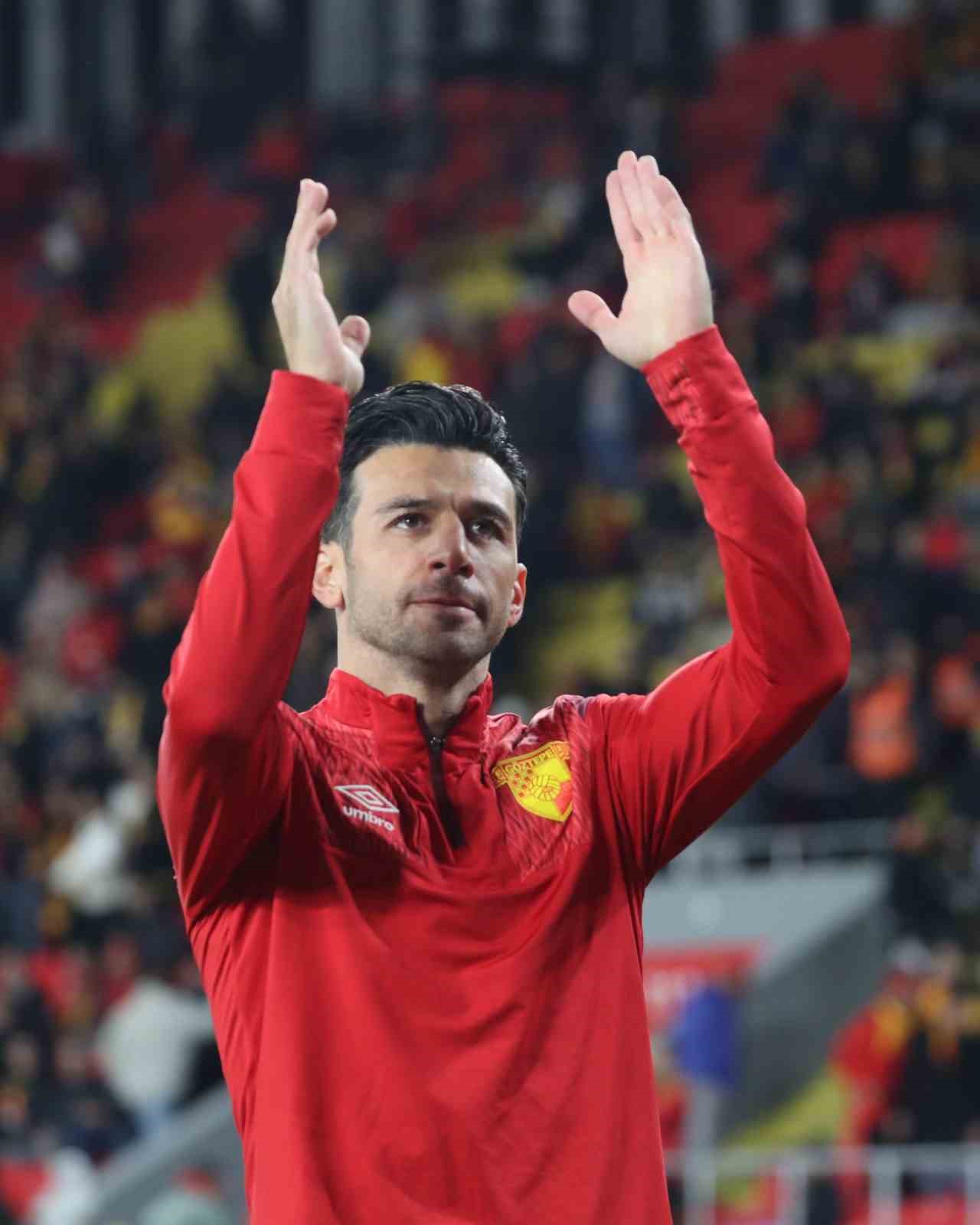 Göztepe’de İsmail Köybaşı futbolu bıraktı