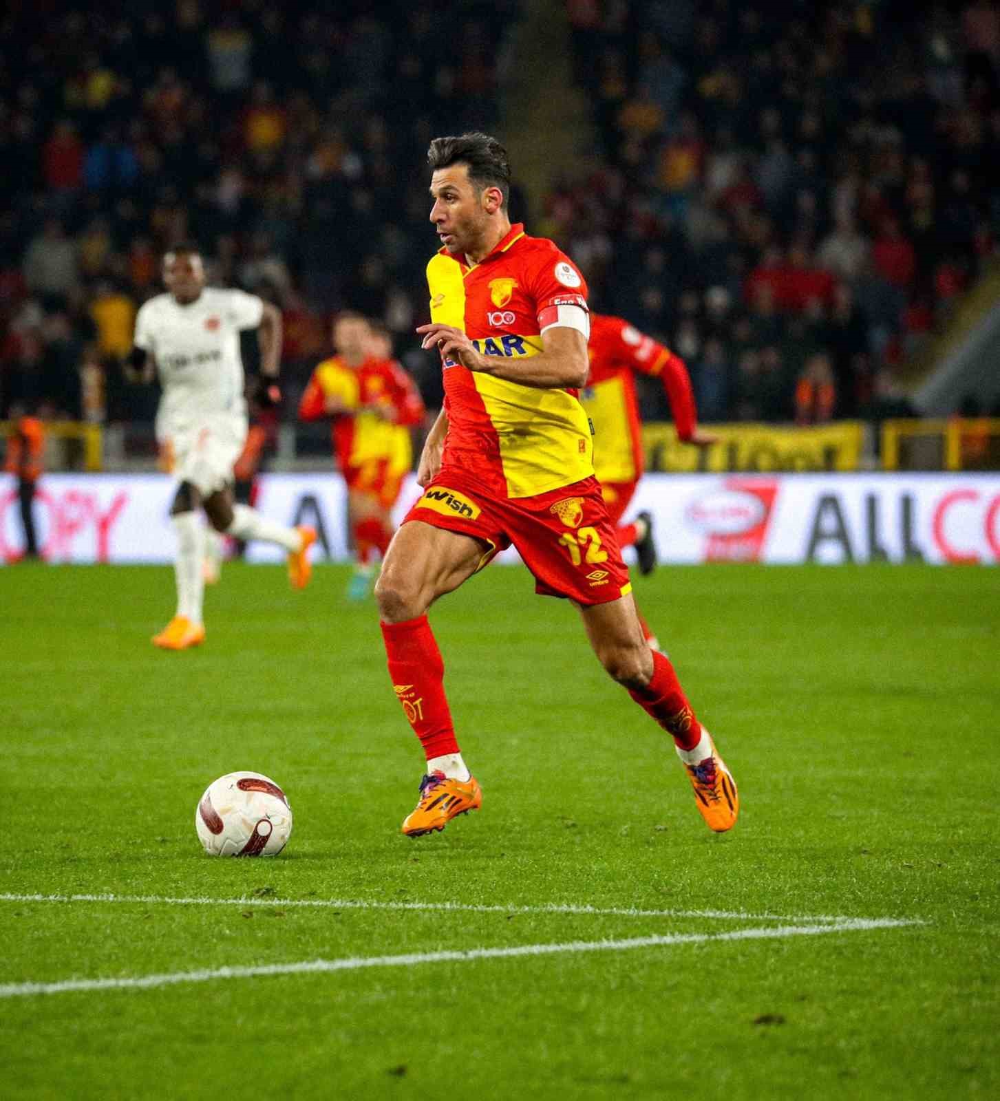 Göztepe’de İsmail Köybaşı futbolu bıraktı