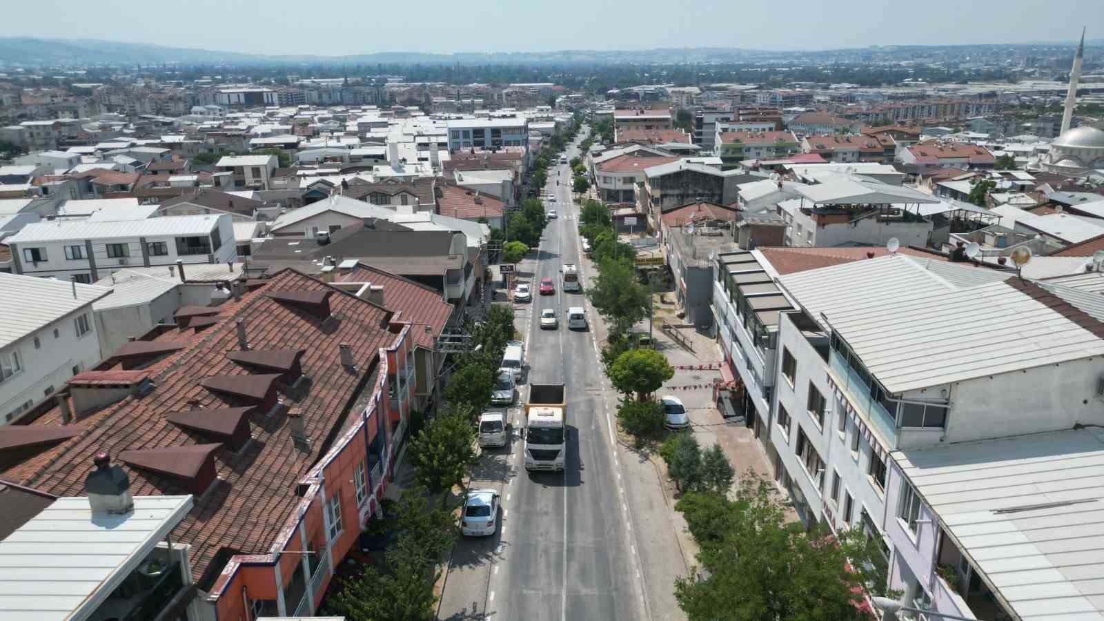 Büyükşehir Üçevler Mahallesi’nde asfalt yeniliyor