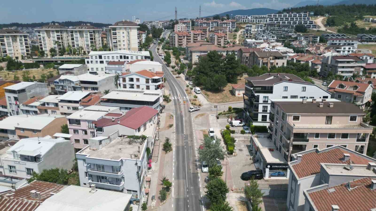 Büyükşehir Üçevler Mahallesi’nde asfalt yeniliyor