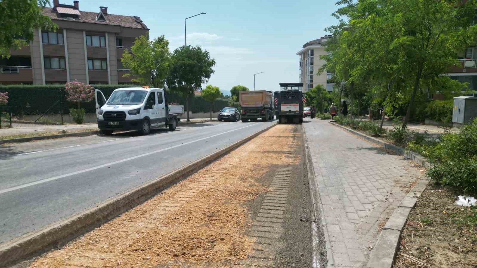 Büyükşehir Üçevler Mahallesi’nde asfalt yeniliyor