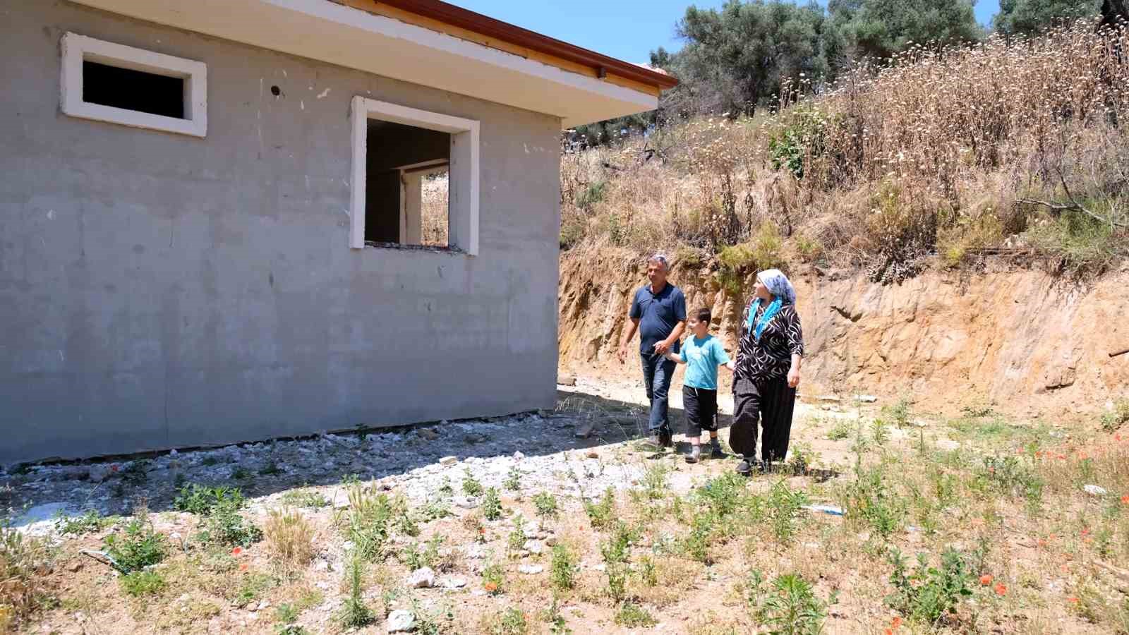 Ödemiş’te yangında zarar gören konutlar yeniden yapılarak sahiplerine teslim ediliyor