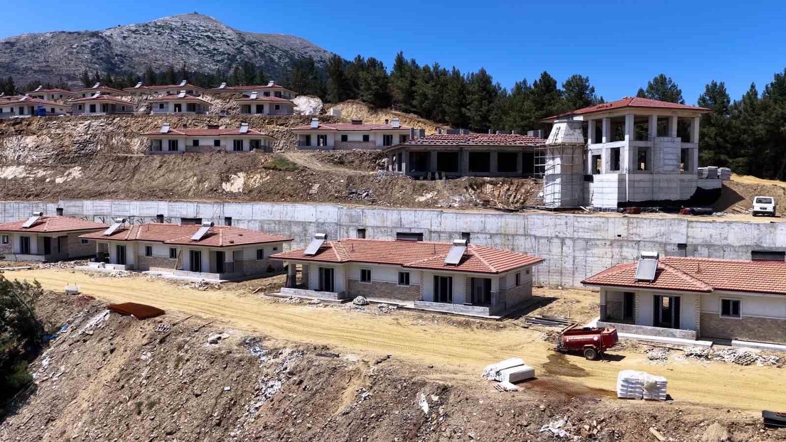 Ödemiş’te yangında zarar gören konutlar yeniden yapılarak sahiplerine teslim ediliyor