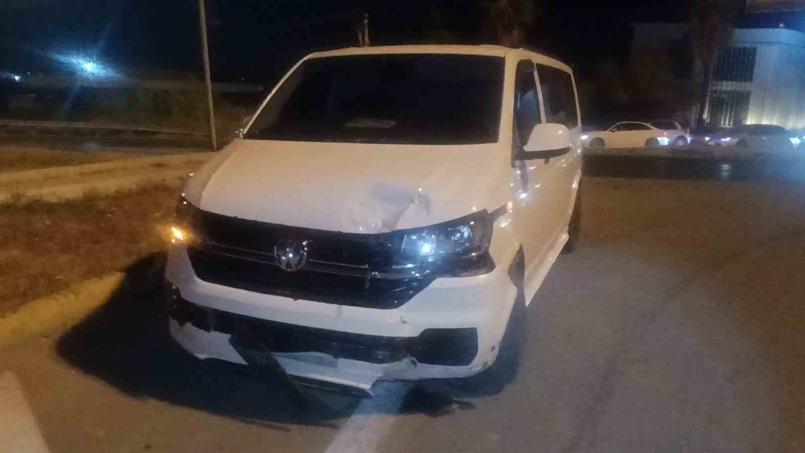 Kırmızı ışıkta bekleyen otomobile tur minibüsü çarptı: 3 yaralı