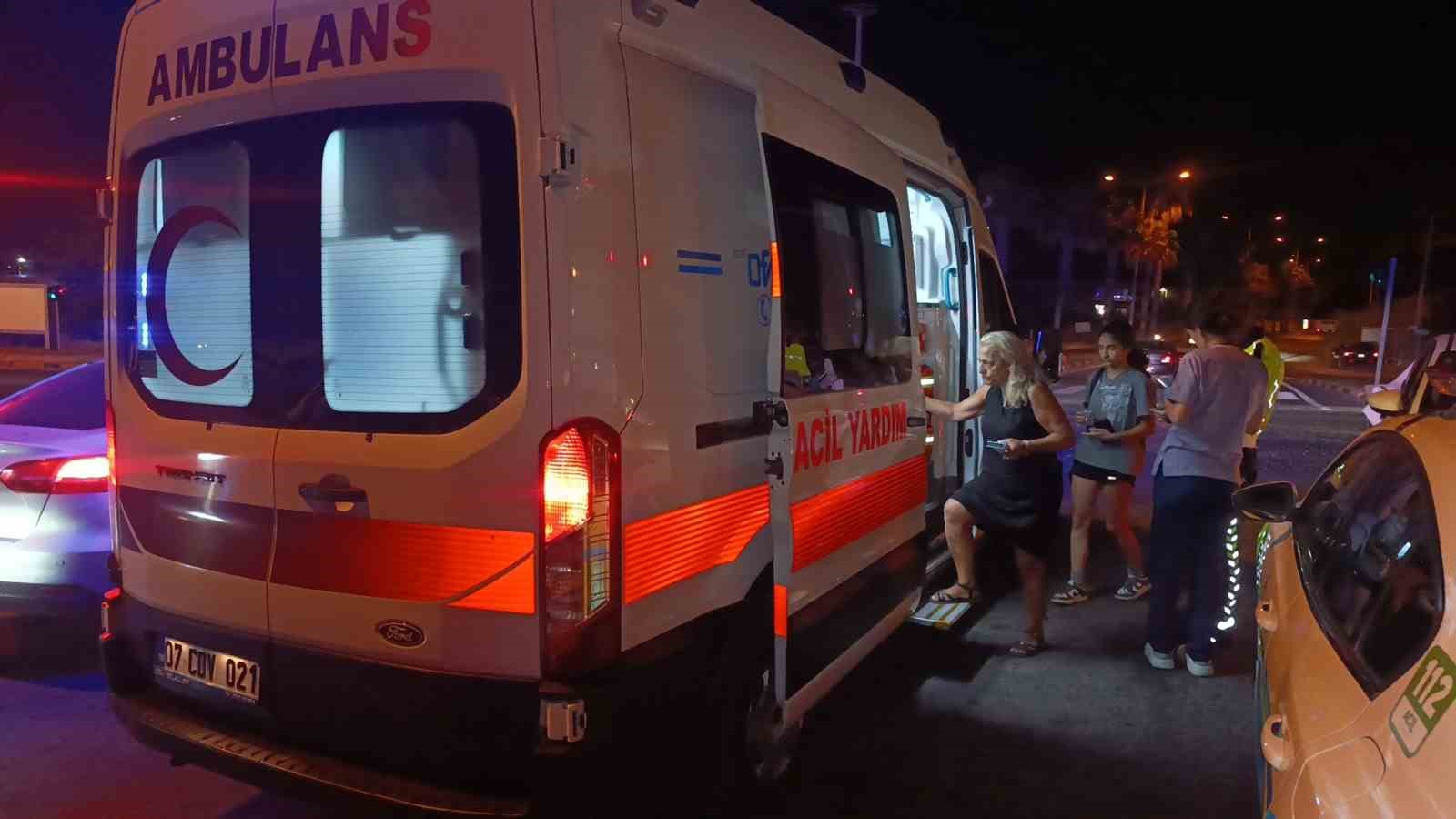 Kırmızı ışıkta bekleyen otomobile tur minibüsü çarptı: 3 yaralı