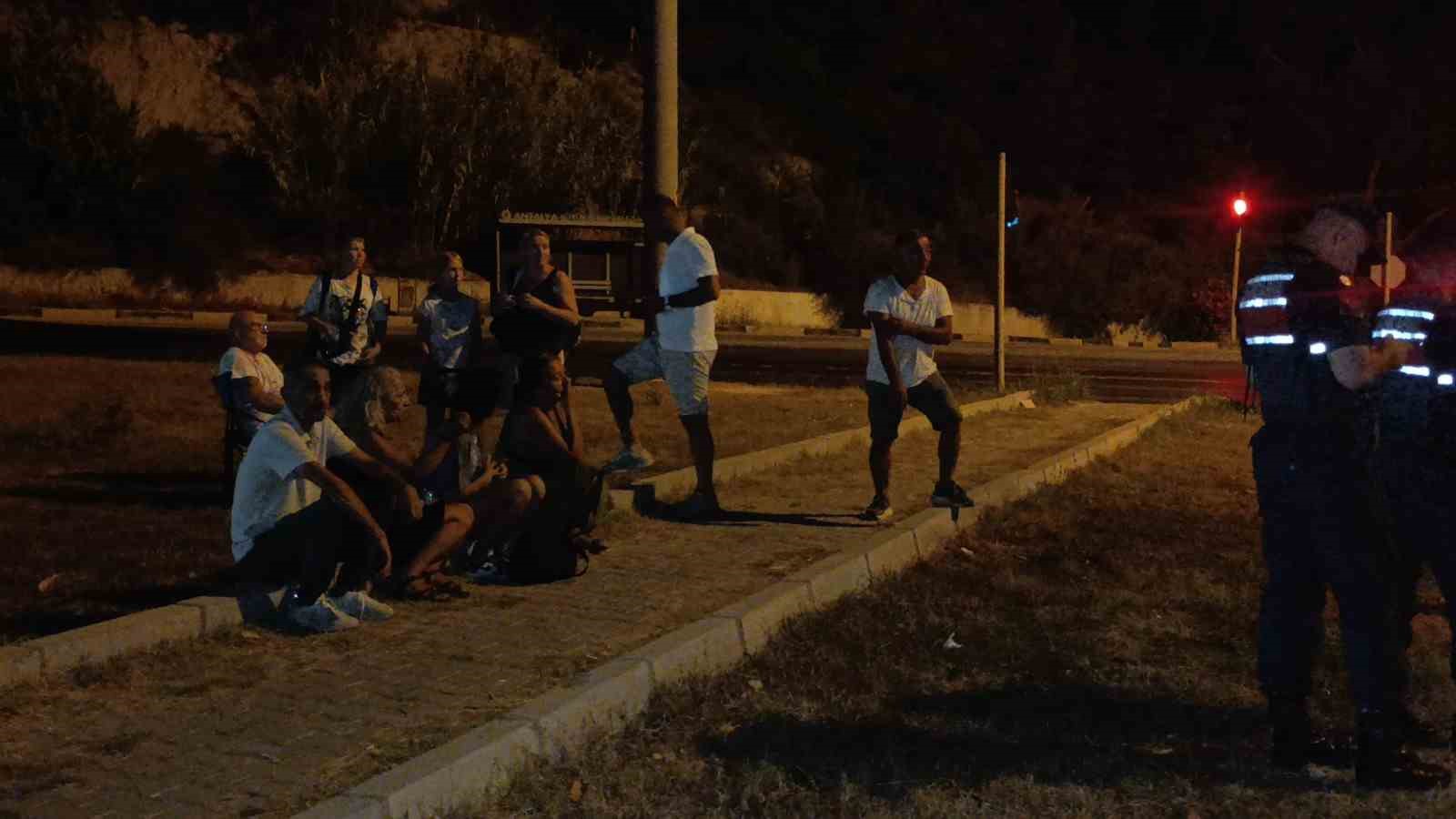 Kırmızı ışıkta bekleyen otomobile tur minibüsü çarptı: 3 yaralı