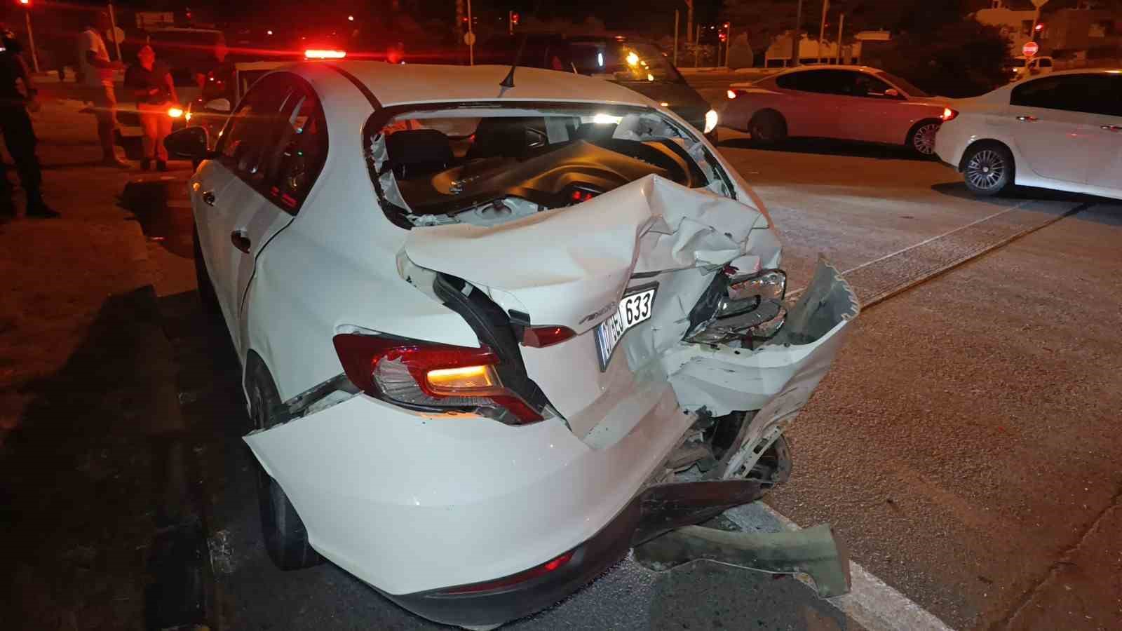 Kırmızı ışıkta bekleyen otomobile tur minibüsü çarptı: 3 yaralı