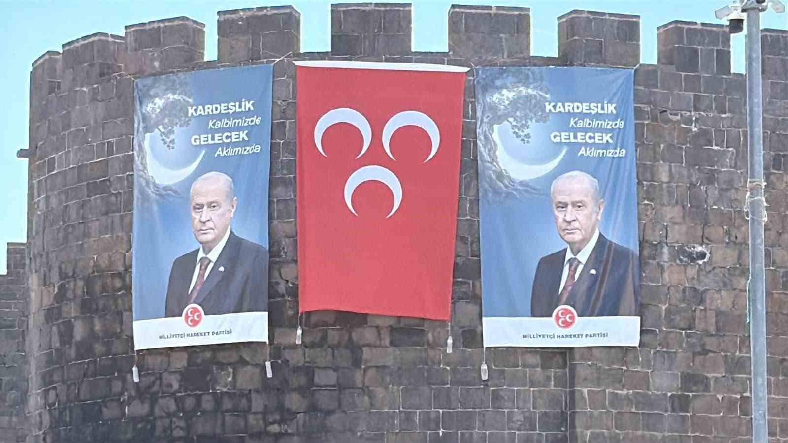 Diyarbakır surlarında MHP lideri Bahçeli’nin dev posteri asıldı, barış çağrısında bulunuldu