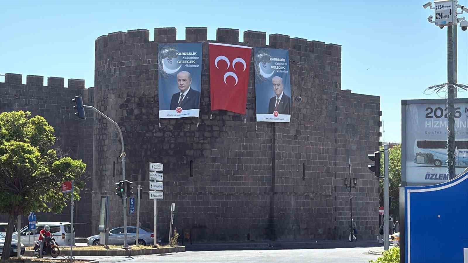 Diyarbakır surlarında MHP lideri Bahçeli’nin dev posteri asıldı, barış çağrısında bulunuldu