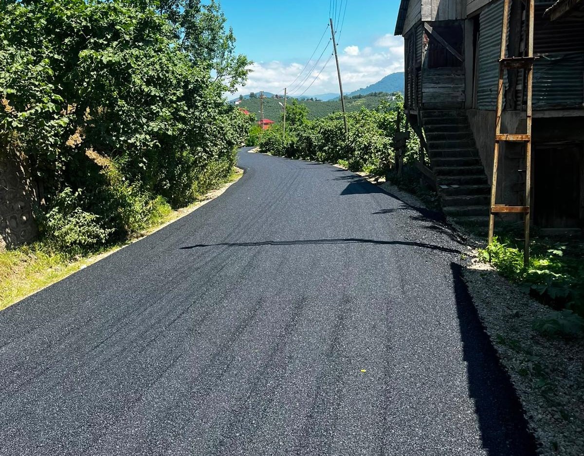 Ulubey’de sıcak asfalt ve beton yol çalışmaları devam ediyor