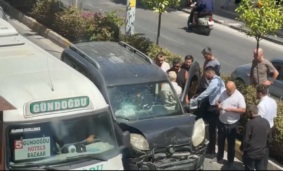 Yayaya yol veren minibüse arkadan araç çarptı, kaza anı kamerada