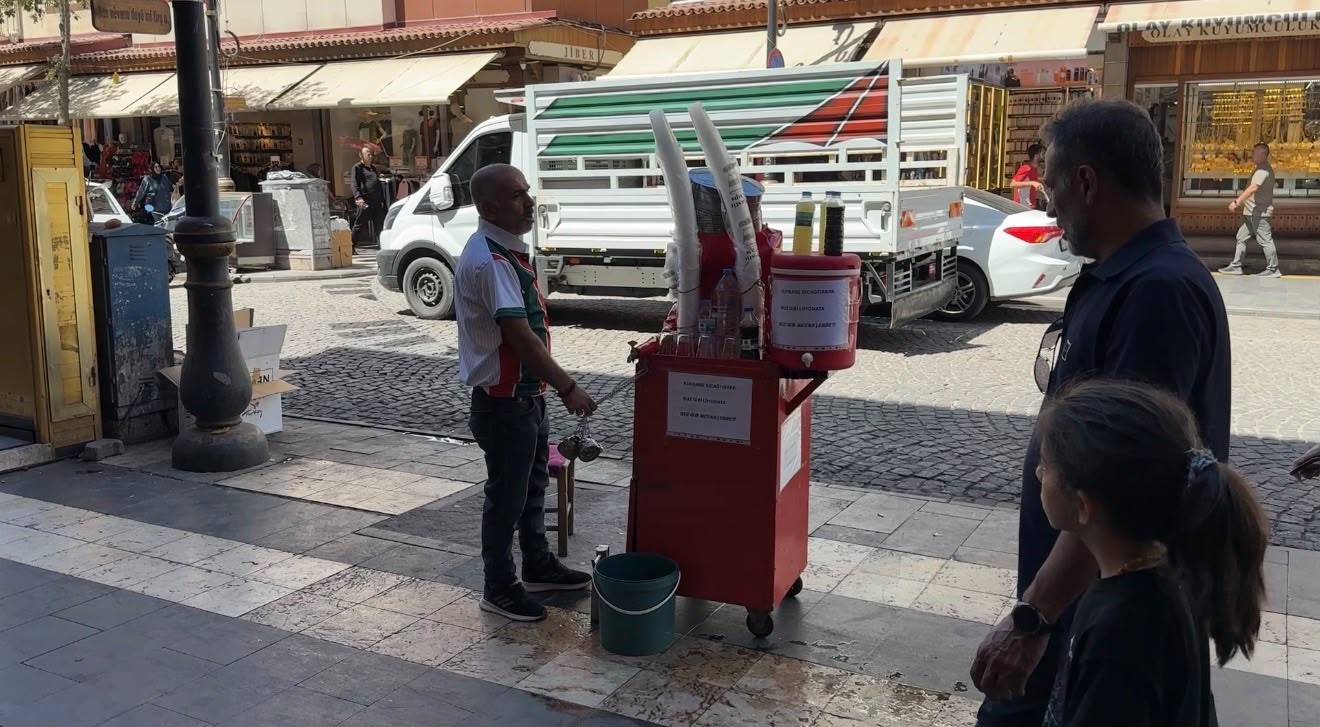 Diyarbakır sıcaklarında serinleten kurtarıcı: Meyan kökü şerbetine yoğun ilgi