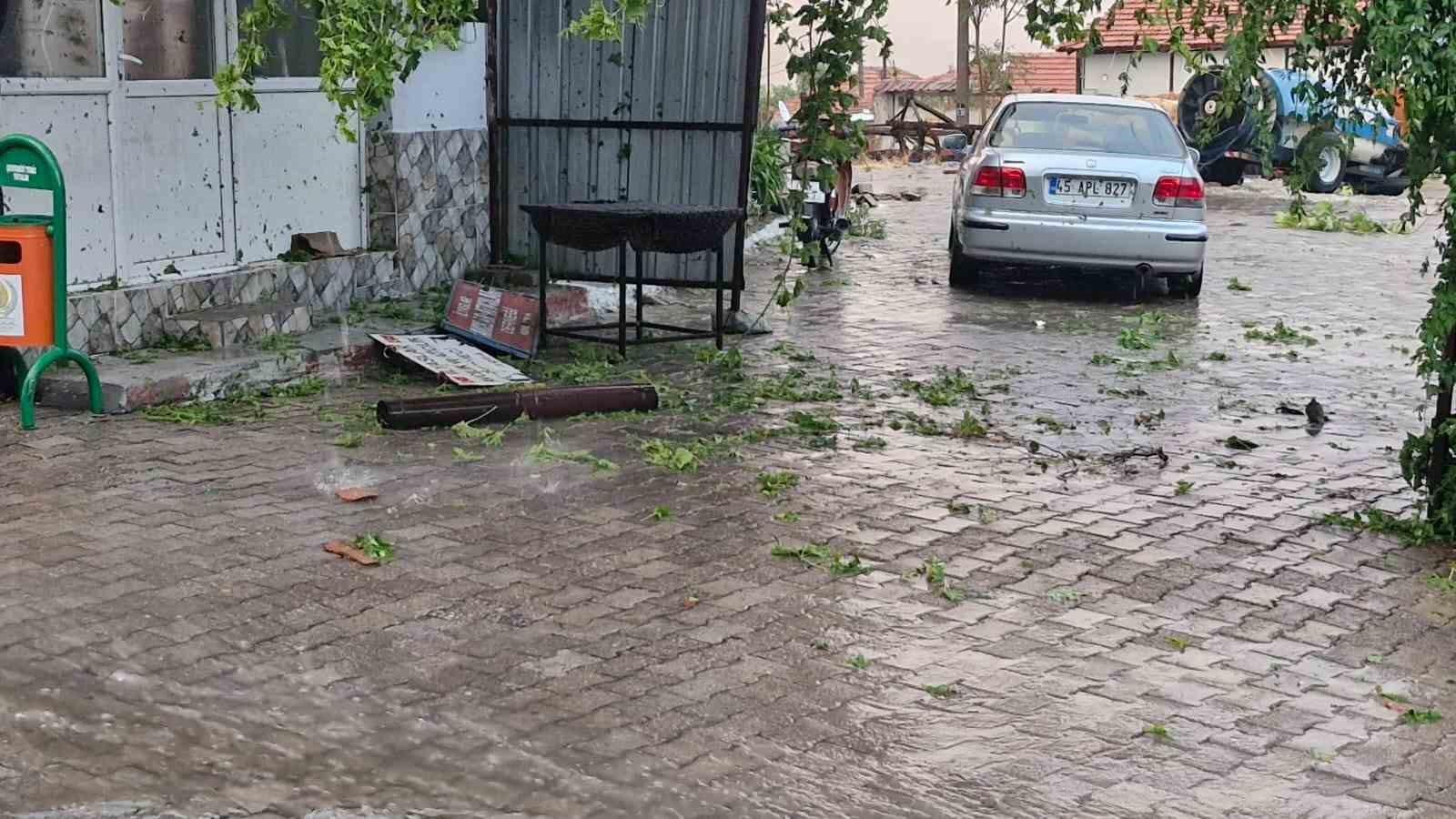 Kırkağaç’ta fırtına hayatı olumsuz etkiledi