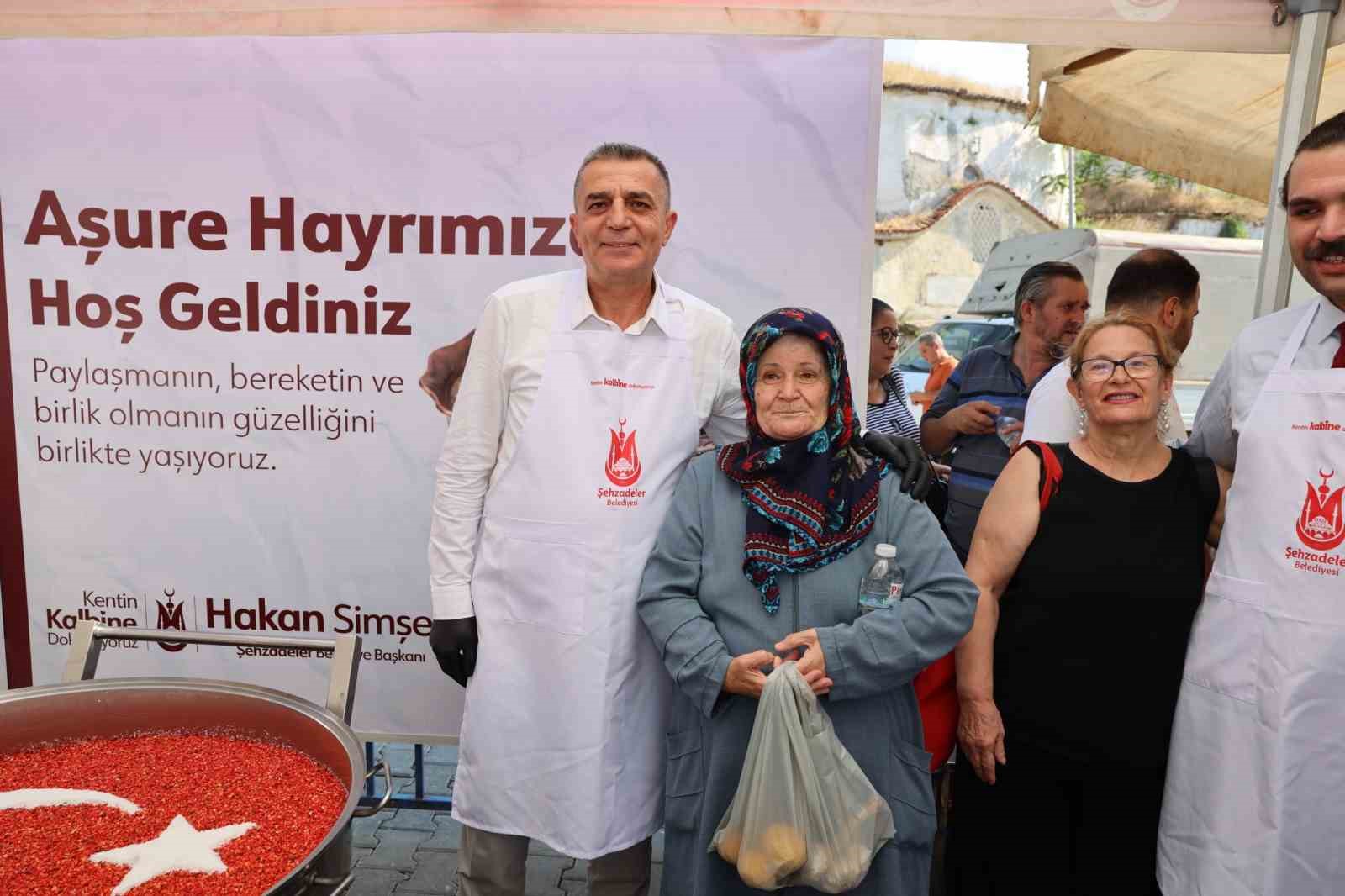 Başkan Hakan Şimşek hemşerileriyle aşure bereketini paylaştı