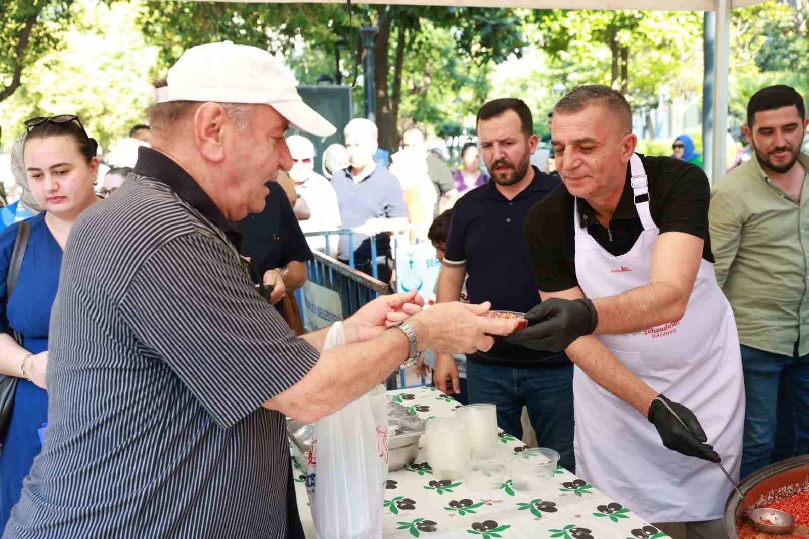 Başkan Hakan Şimşek hemşerileriyle aşure bereketini paylaştı