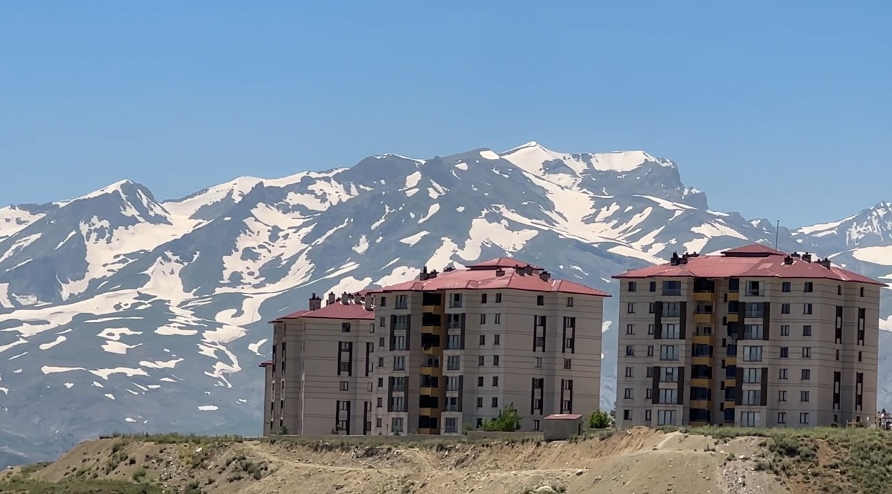 Yüksekova’nın heybetli Cilo Dağı 12 ay boyunca kar yığınlarını barındırıyor