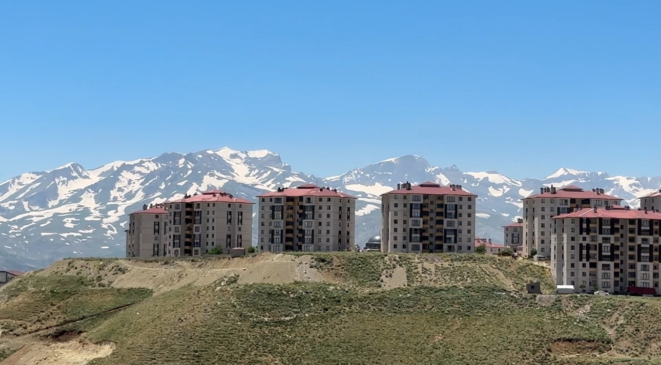 Yüksekova’nın heybetli Cilo Dağı 12 ay boyunca kar yığınlarını barındırıyor