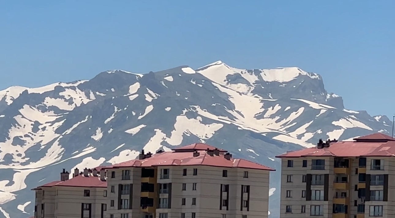 Yüksekova’nın heybetli Cilo Dağı 12 ay boyunca kar yığınlarını barındırıyor