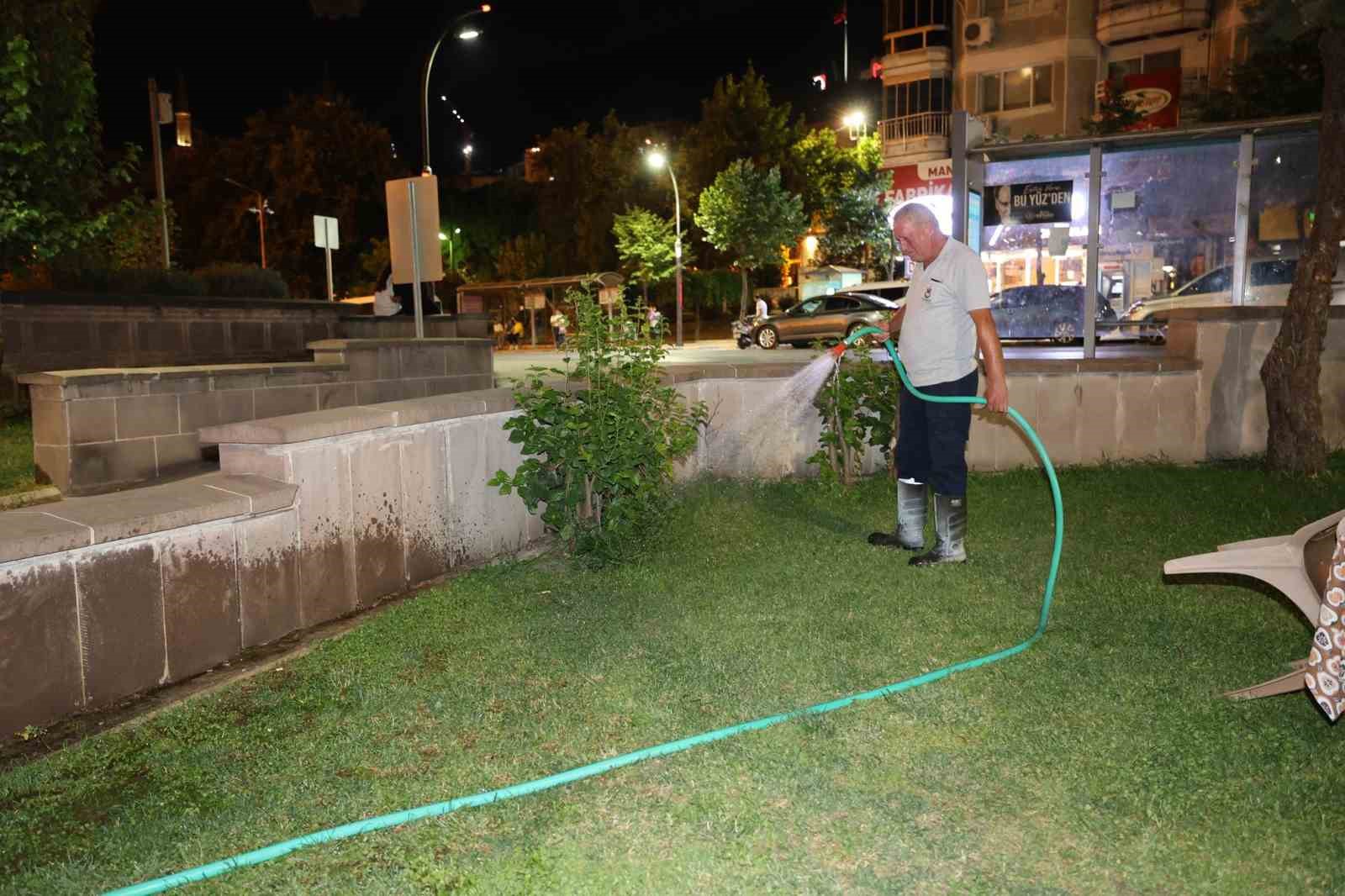 Şehzadeler’de gece sulama dönemi