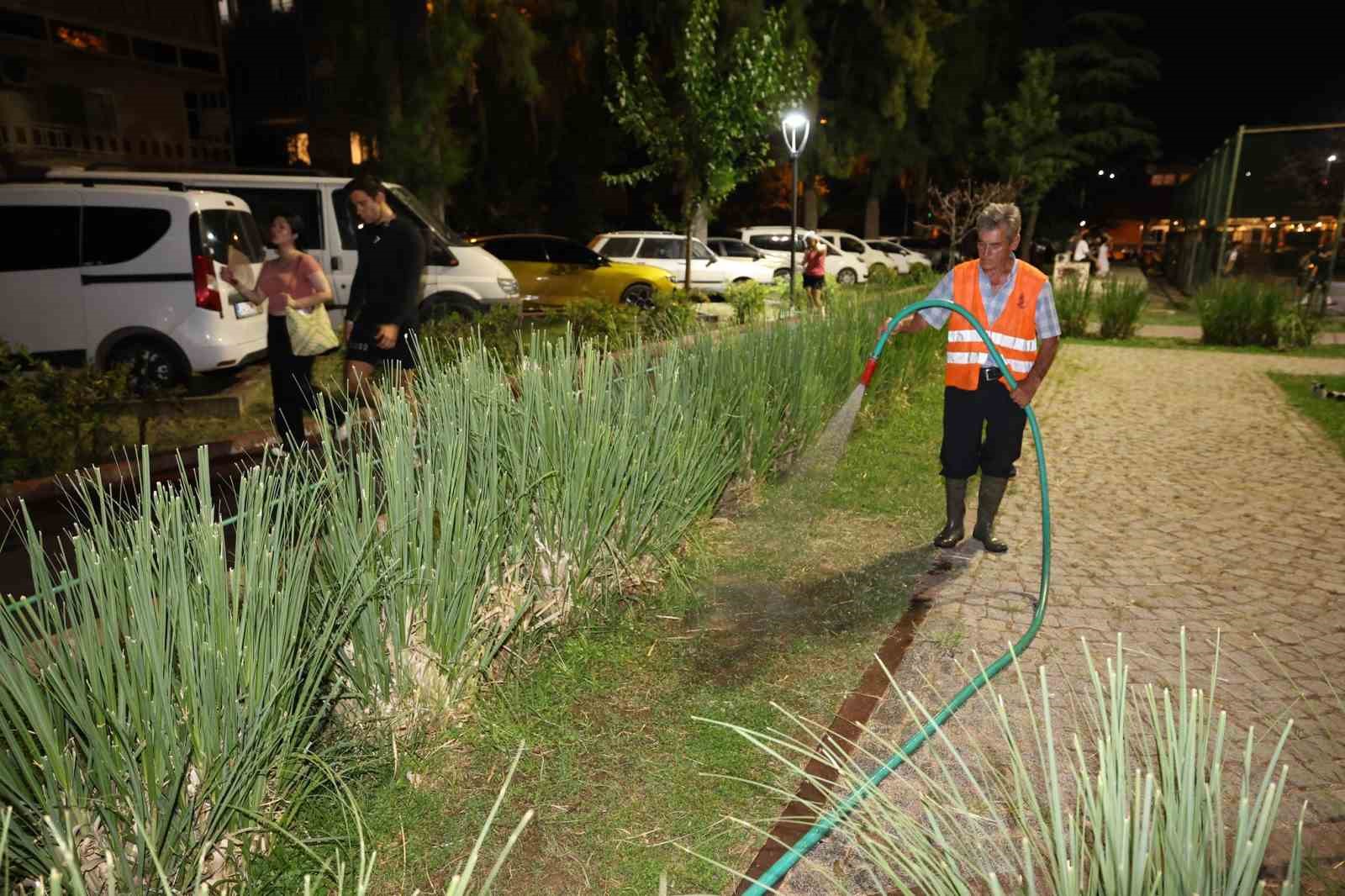 Şehzadeler’de gece sulama dönemi