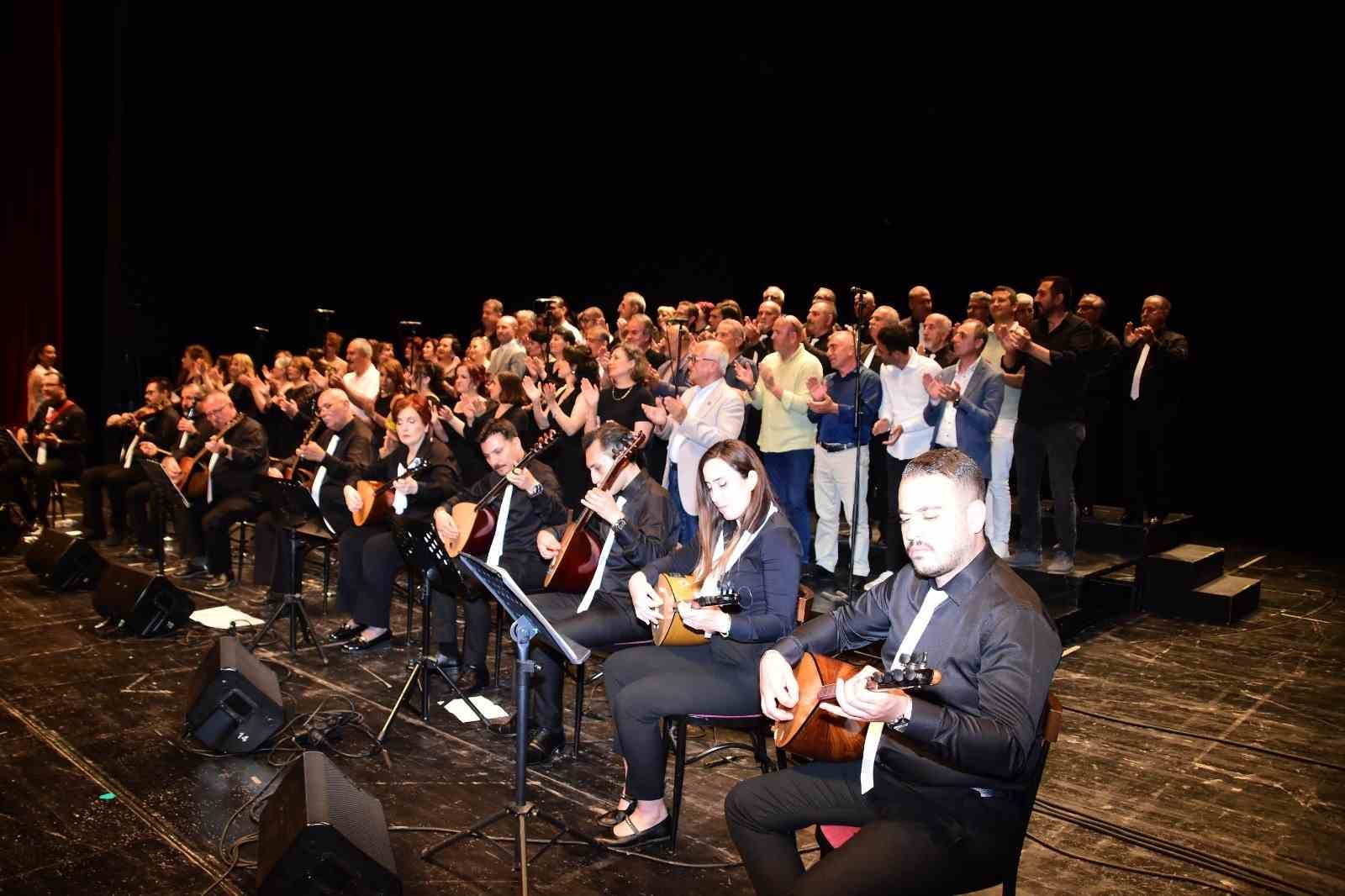 Türk Halk Müziği Korosu’nun sezon sonu konseri yoğun ilgi gördü