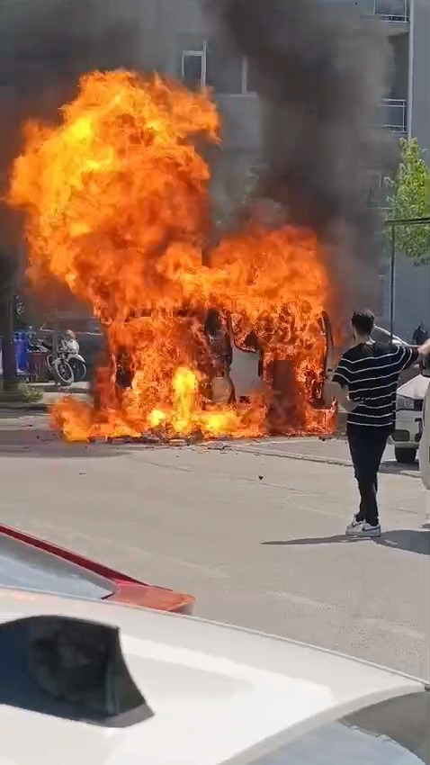 Çakmak yüklü araç alev alev yandı