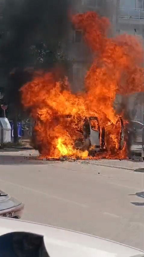 Çakmak yüklü araç alev alev yandı