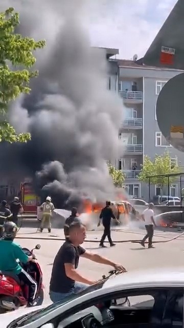 Çakmak yüklü araç alev alev yandı