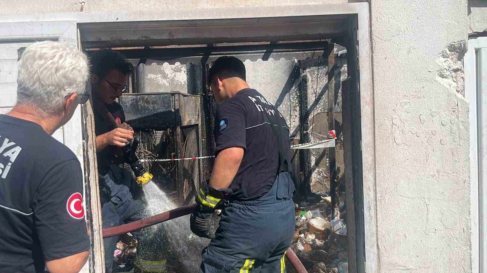 Alanya’da 5 yıldızlı otelin geri dönüşüm deposundaki yangın korkuttu