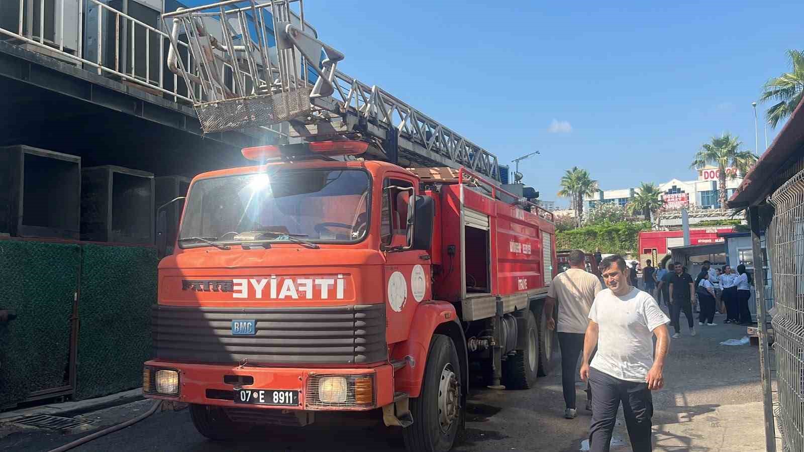 Alanya’da 5 yıldızlı otelin geri dönüşüm deposundaki yangın korkuttu